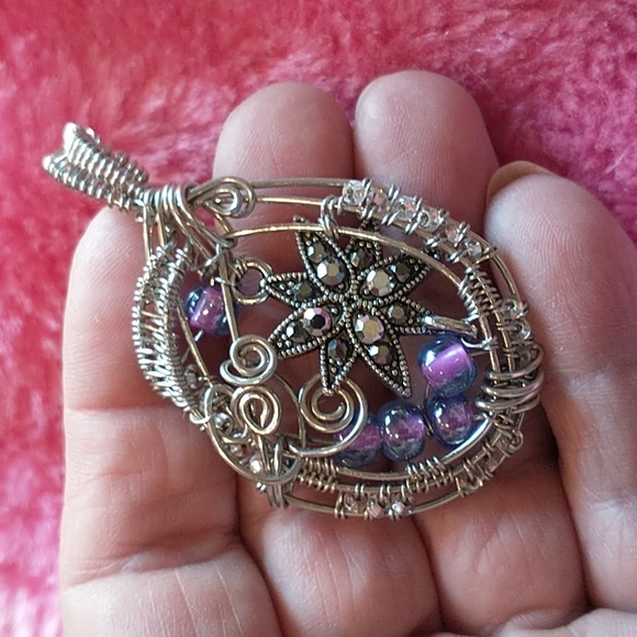 NWT Beautiful Hand Wire Weaved Teardrop Flower Pendant - Picture 4 of 4